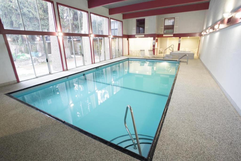 Riviera Village Green Hotel Complex Vernon Ngoại thất bức ảnh