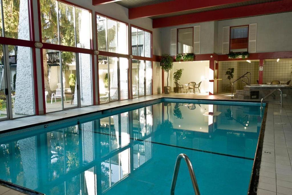 Riviera Village Green Hotel Complex Vernon Ngoại thất bức ảnh